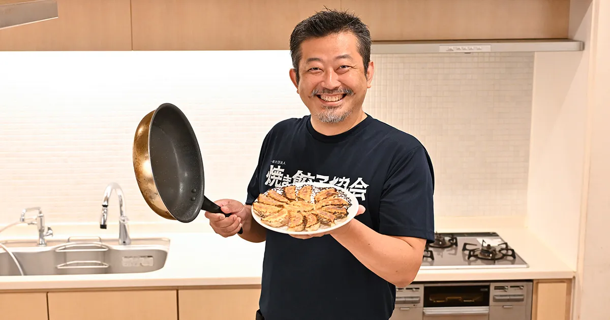 冷凍餃子のパリッとおいしい焼き方をプロが伝授！ 羽根つきも簡単に焼くコツとは